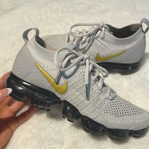 Women’s Nike Flynit Vapormax running + training shoe in silver and gold.Size 7.5